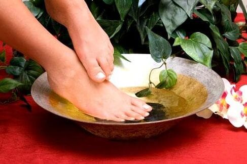 Before applying the antifungal agent, toenails should be steamed. 